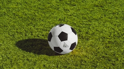 英超足球比赛激烈对抗直播镜头